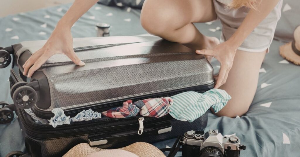 como hacer una maleta para ahorrar espacio -3